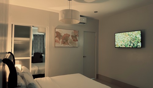 Deluxe Queen Suite 2