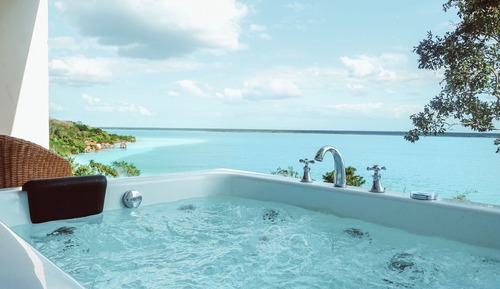Deluxe Suite, Jetted Tub
