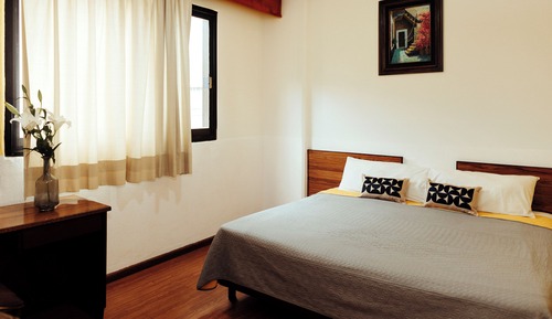 Room, 1 King Bed (No air conditioning)