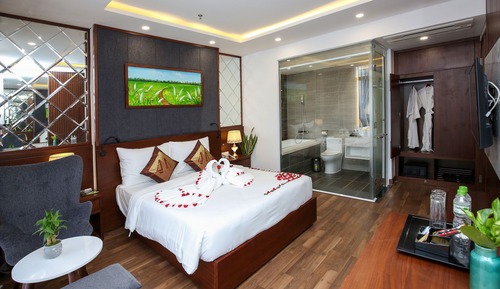 Deluxe Double Window City View With Bathtub