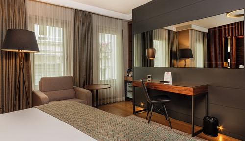 Family Room, Connecting Rooms