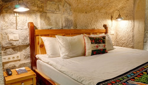 Deluxe Cave Room