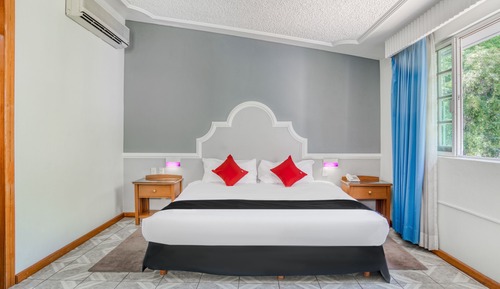 Deluxe Room, Jetted Tub