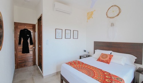 Comfort Room, 1 Queen Bed