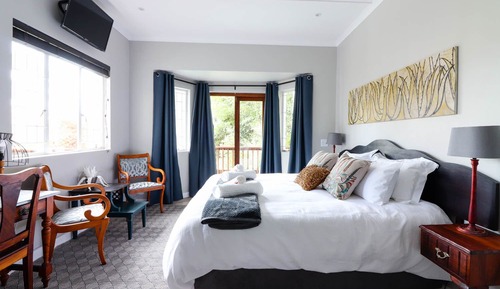 Double Room, 1 King Bed, Pool View