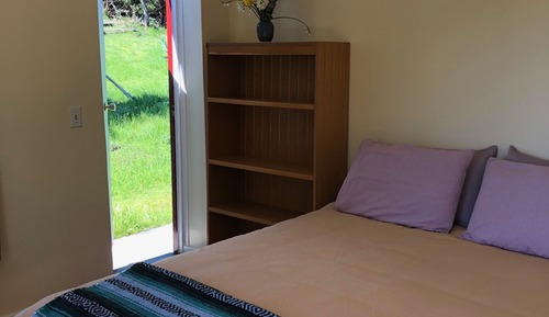 Sunrise Queen Bed (Shared Bath)