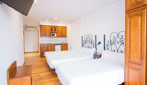 Studio, 3 Twin Beds