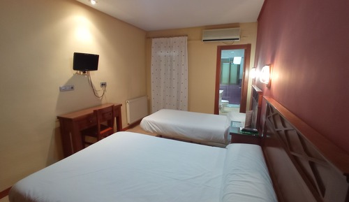 Triple Room, Balcony (Cama Doble + Cama Individual)