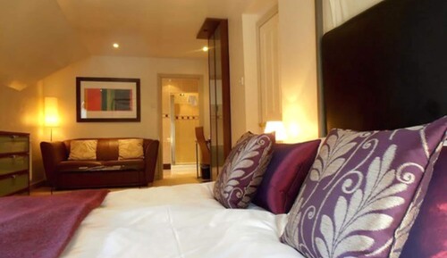  Contemporary Four-Poster Suite (Room 3)