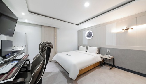 Room (Game / Breakfast for 2)