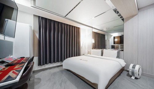 Room (Mirror / Breakfast for 2)
