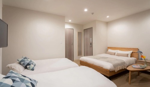 Connecting Room with Bathtab