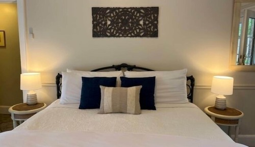 Comfort Room, 1 King Bed (The Dogwood Cottage)