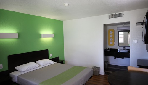 Deluxe Suite, 1 Queen Bed, Non Smoking, Kitchenette