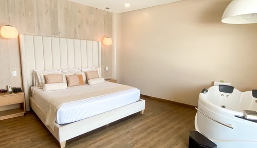 Premium Suite, 1 King Bed, Non Smoking