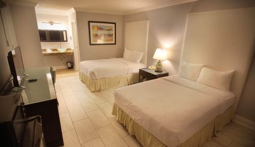 Suite, 2 Queen Beds, Poolside