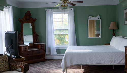 Romantic Room, Ensuite (Commodore John Jacoby Sui)