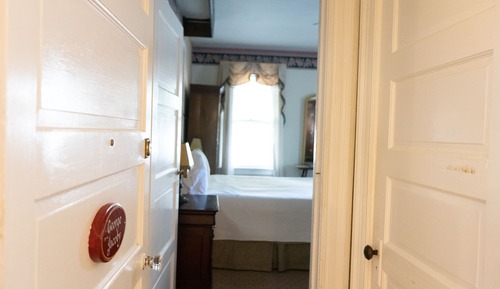 Romantic Room, Ensuite (The George Jacoby Room)