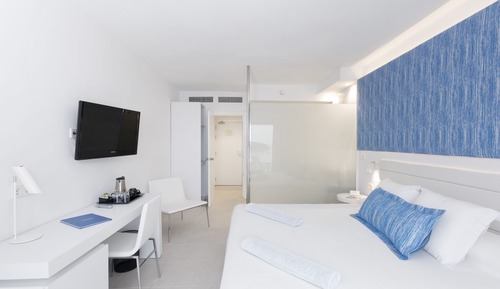 Room with frontal view of the sea (Panoramic Building)
