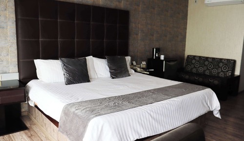 Suite, 1 King Bed, Accessible, Non Smoking (Roll-In Shower)