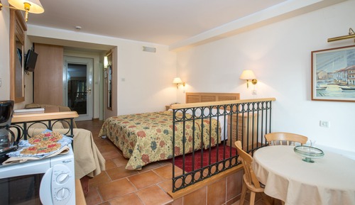 Studio for 2 persons with terrace, park side