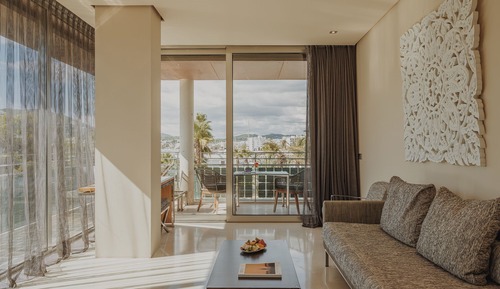 Studio Suite, Corner