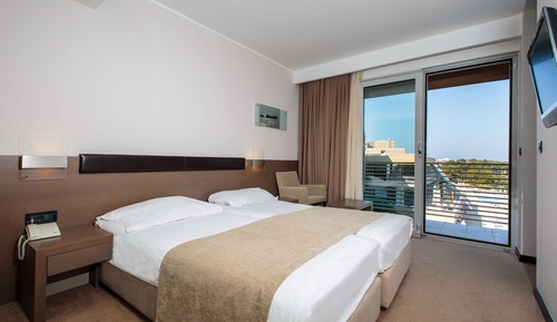 Premium room with balcony sea view - extra bed