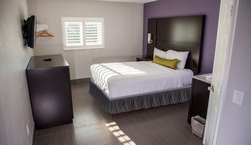 Queen Room with Kitchen