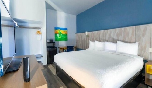 Studio Suite, 1 King Bed, Non Smoking (Top Floor)