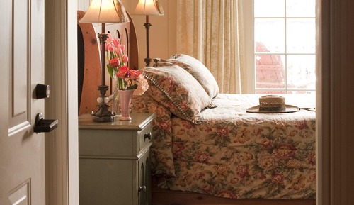 107, Colonial Inn, Private Bathroom