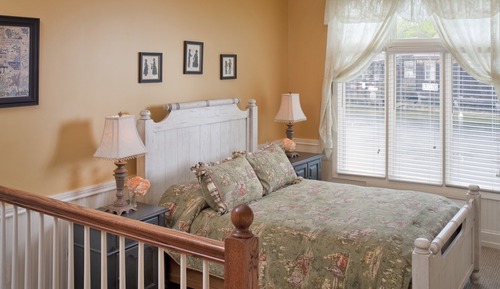 103, Colonial Inn, Private Bathroom