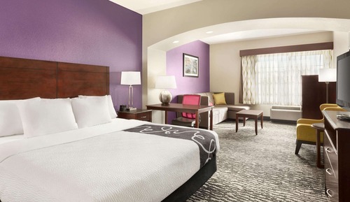 Suite, 1 King Bed, Accessible, Non Smoking (Mobility/Hearing, tub w grab bars)