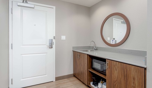 2 Queens direct beach view, Hearing Accessible, Balcony, Lower floor