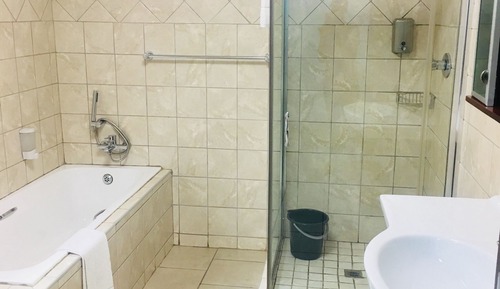 Comfort Room, 1 Queen Bed (Self Catering)