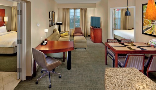 Suite, 2 Bedrooms (Mobility/Hearing Access, Roll-In Shwr)