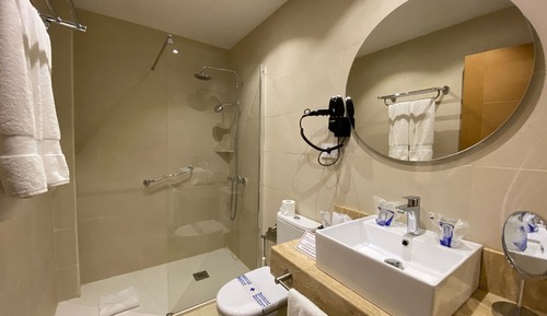 Deluxe Room (2 Adults + 1 Child)