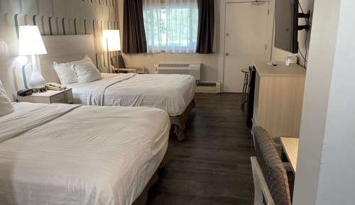 Standard Room, 2 Queen Beds, Non Smoking, Mountain View (Pet Friendly)