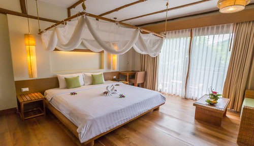 Deluxe Room, 1 King Bed, Pool View