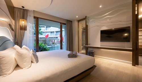 Junior Room, 1 King Bed, Pool Access, Ground Floor