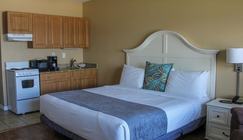 King Bed Studio - Gulf and Pool View (Accessible)