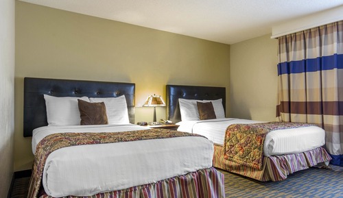 2 Queen Beds Handicaped