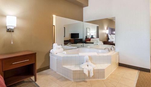 Deluxe Room, 1 King Bed, Non Smoking, Jetted Tub