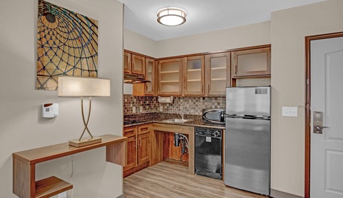 Studio Suite, Multiple Beds, Kitchen