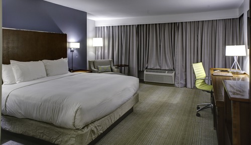 Room, 1 King Bed, City View, Corner (Mobility/Hearing accessible tub)