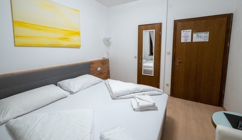 Basic Double Room, Ensuite (Hangseite Blick)