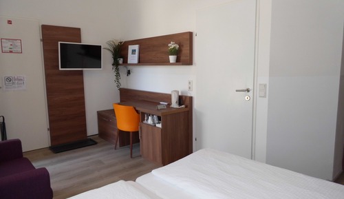 Motel: Twin room plus (extra bed when booked for 3 persons, own street-side entrance)