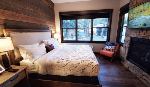 Superior Studio Suite, 1 King Bed with Sofa bed, Jetted Tub, Mountain View