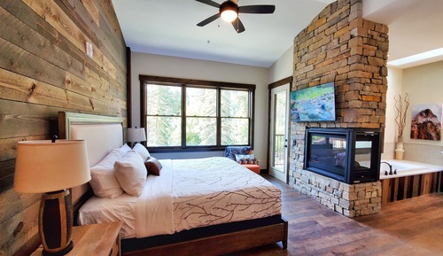 Superior Suite, 1 King Bed, Jetted Tub, Mountain View