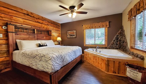 Luxury Cabin, 1 King Bed, Jetted Tub, River View