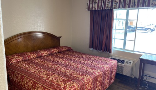 Room, 1 King Bed, Kitchen